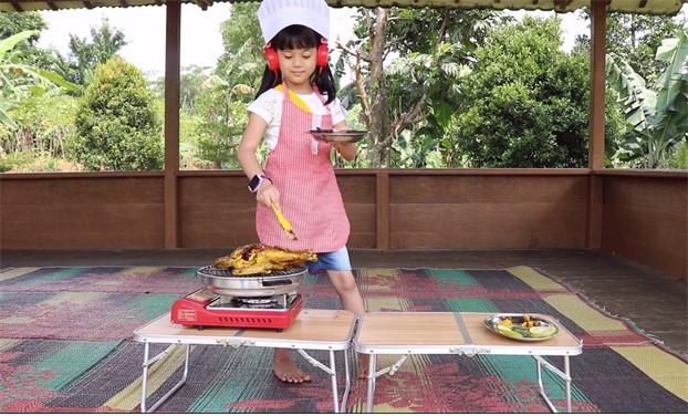 ola sedang memasak ayam bakar bekakak